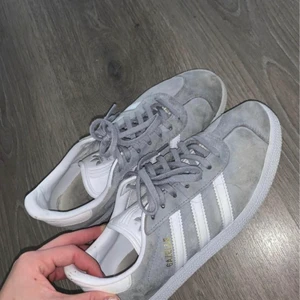 Gråa Adidas Gazelle - Strl 38. Kan fraktas men då står köparen för portot :)