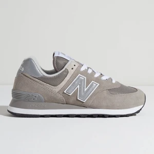 New balance - Säljer dessa nästan oanvända sneakers från new balance. Säljer då jag tyvärr köpt en för liten storlek, dom är använda 3 gånger och är precis som nya! Hör av er för fler bilder ❤️