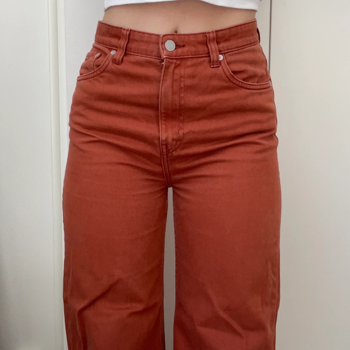 Röda högmidjade Weekday Ace jeans - 90