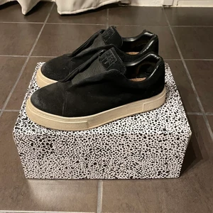 Eytys doja sneakers - Eytys doja sneakers köpta på Shelta i Göteborg för nypris 1800kr. Säljes eftersom de inte används längre. Storlek 44, skickar enligt bild och köparen står för frakt (60kr)! Original lådan medföljer självklart.