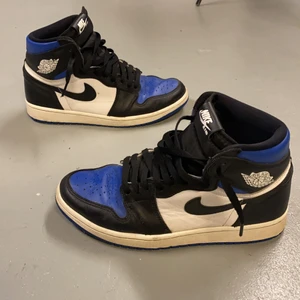 Jordan 1 Royal Toe High  - Condition ~ 6-7/10, har inte gjort någon instats att tvätta så det går säkert att gå få betydligt renare  Kan frakta mot att den betalas men annars mötas upp vid Slussen
