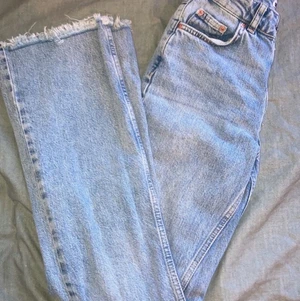 jeans fr Gina Tricot  - säljer mina favoritbyxor ifrån Gina Tricot, byxorna är knappt snvända så väldigt fint skick nypris är 449 🤩