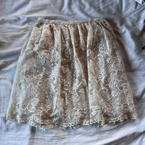 kjol - blommig kjol som inte kommer till användning, längden bror på om man har den låg elr högmidjad men midjemåttet är iaf 76cm💕 dragskedjan på den är sönder därav priset, de går att laga 😽