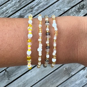 Pärlarmband - Pärlarmband med valfri storlek, färg & mönster 💐 2 armband för 32kr, 3 armband för 42kr, 4 armband för 52kr, 5 armband för 62kr. Blomarmband kostar 40kr Frakten kostar 13kr 🌸