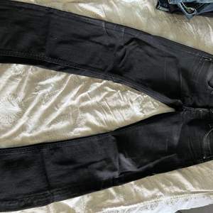 Svarta Lee jeans i storlek 30/32. Modellen heter darren