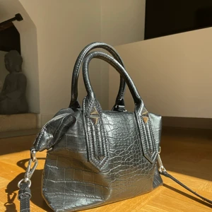 Zara väska - Säljer min svarta zaraväska, den har inga fula märken el liknande. Skickas i samma påse som den kom i :) 