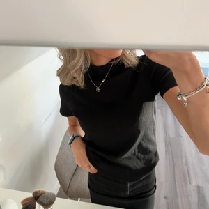 Cubus - En basic svart polotröja från cubus, superfin i ett väldigt bra skick. Storlek s, pris 50kr+ frakt