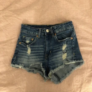 Shorts  - Shorts från hm super fina men förstora för mig ❤️