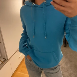 Blå hoodie - Så fin blå hoodie från herravdelningen på lager 157! Köpare står för frakt 