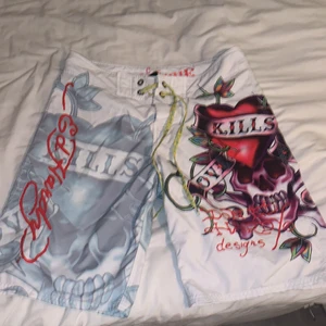 ED HARDY SHORTS - mina fetaste shorts säljer jah nu, baggy i storleken skulle säga att den ligger mellan en M /L och är jätte najs material. igentligen badshorts men funkar perfekt som vanliga för de är väldigt luftiga. 