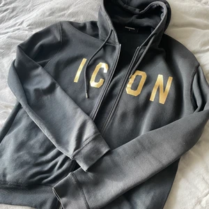 dsquared2 - Fin hoodie i bra skick, storlek M Finns i Helsingborg och går och frakta om köparen står för frakten!