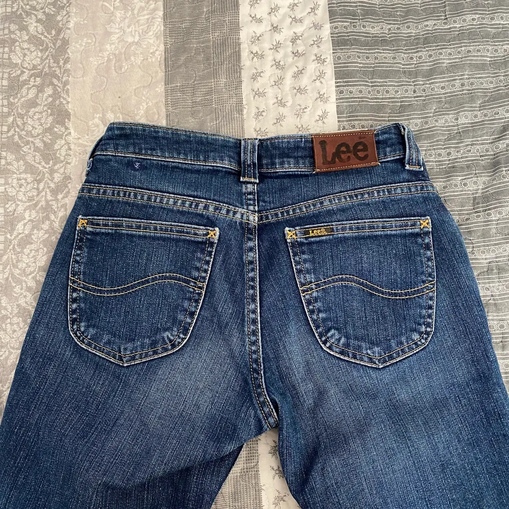 säljer mina absoluta favorit Lee jeans då de blivit lite för små. Lågmidjade och bootcut, innerbenslängden: 73  Höftmåttet: 35 tvärs över. Kan skicka fler bilder privat!! 💗. Jeans & Byxor.