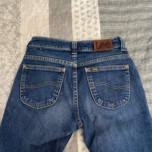 säljer mina absoluta favorit Lee jeans då de blivit lite för små. Lågmidjade och bootcut, innerbenslängden: 73  Höftmåttet: 35 tvärs över. Kan skicka fler bilder privat!! 💗