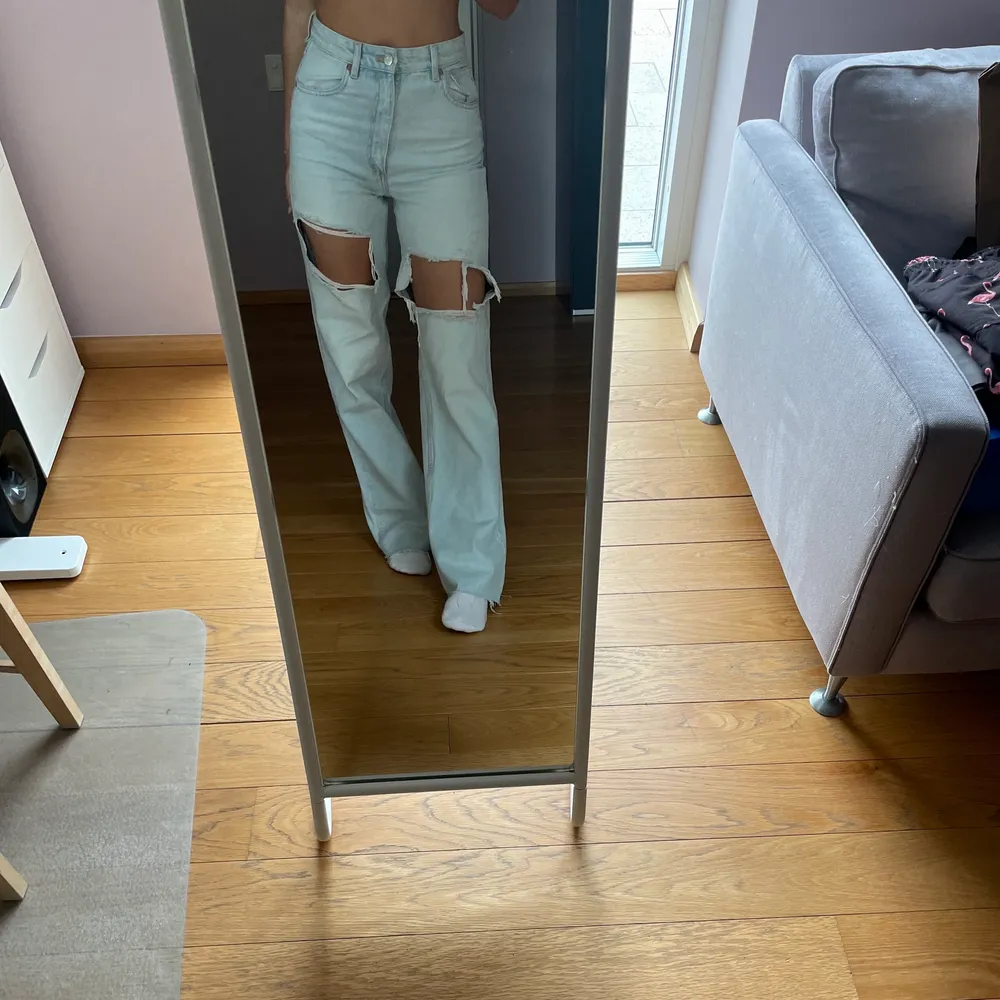 Slutsålda jeans från zara med så coola och unika hål lite längre upp på låren!! 🤎. Jeans & Byxor.