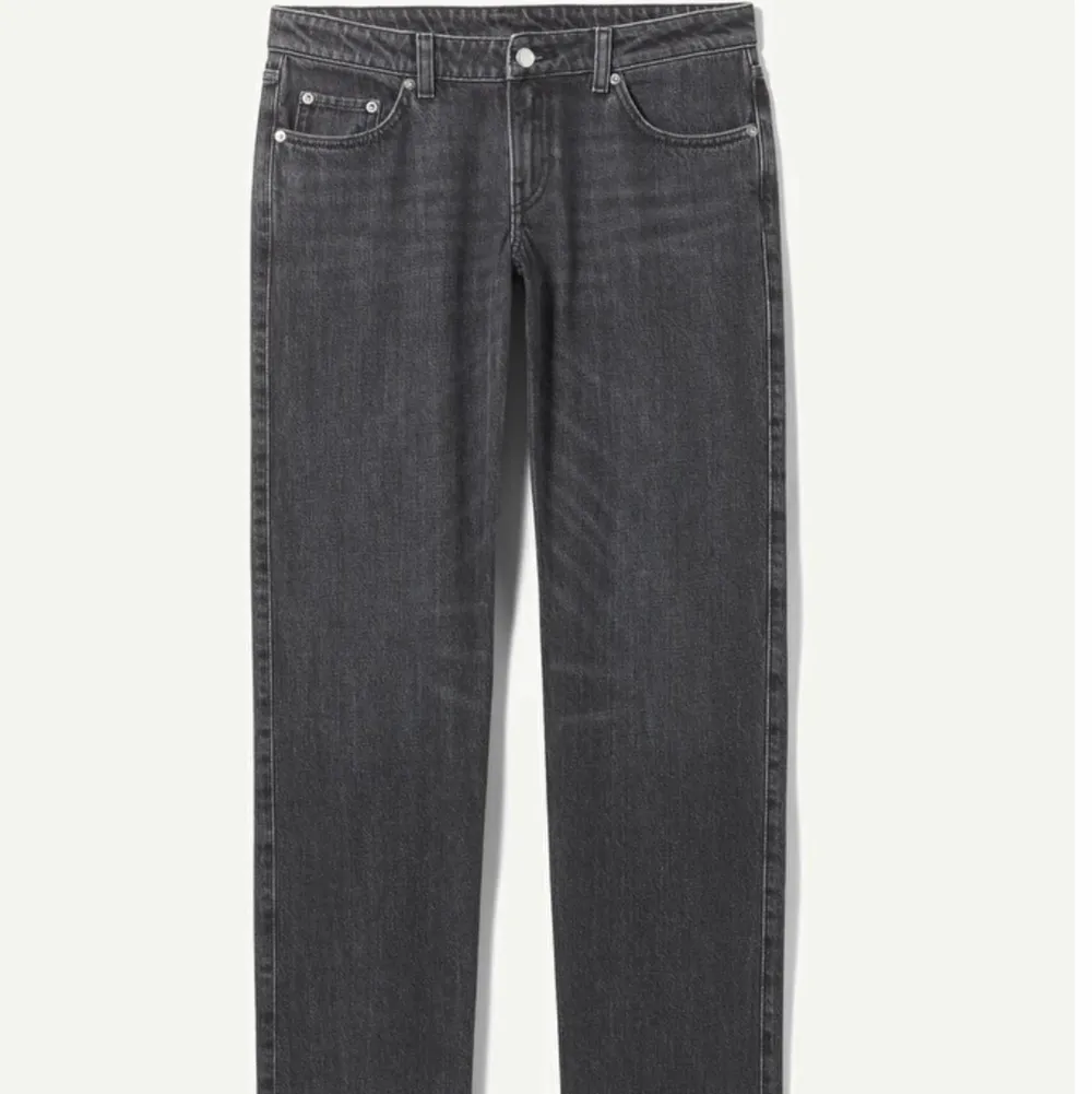 Säljer mina weekday jeans som jag köpt för ett tag sen för 500kr, köparen står för frakt❤️. Jeans & Byxor.