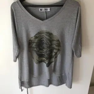 Oversized grå tröja med tryck , storlek s
