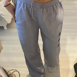 Vida byxor - Coola vida byxor. Aldrig använda. Storlek L men jag är xs/s och dom passar mig. 