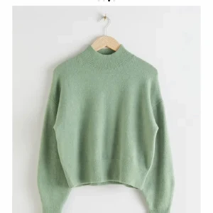Grön stickad tröja - Nästan aldrig använd. Jättefin stickad tröja från other stories. Man kan buda i kommentera. Köp direkt för 300kr! Jätte nice tröja Inför hösten🍁