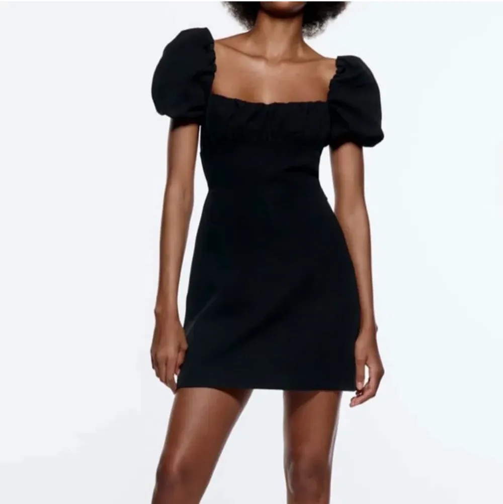 En svart klänning från zara i storlek L (liten i storlek), har vanligtvis S i klänningar och toppar. Helt ny, aldrig använd. Köpte för 350kr❤️. Klänningar.