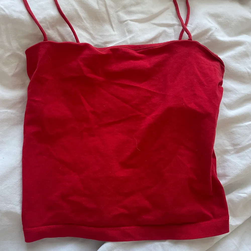Stilrent rött linne från Gina tricot som tyvärr inte kommer till användning ❤️ Säljs till högsta bud 💕. Toppar.