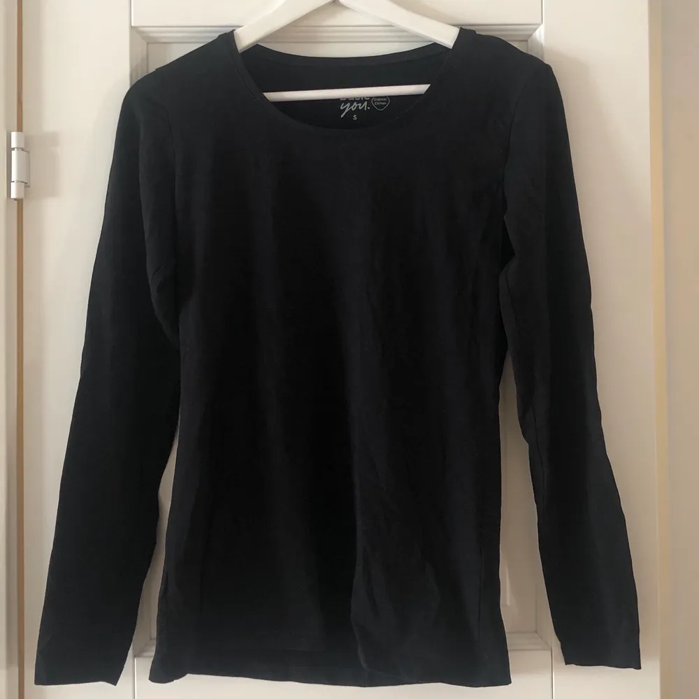 En svart och en vit långärmad tröja i storlek S! Båda för 20:-. Tröjor & Koftor.