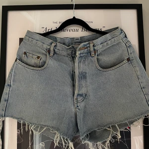 Jeansshorts  - Jeansshorts med vintage känsla. Byxorna är  i bra skick förutom att de saknas en knapp högst upp (se bild) men det går lätt att fixa. ✨