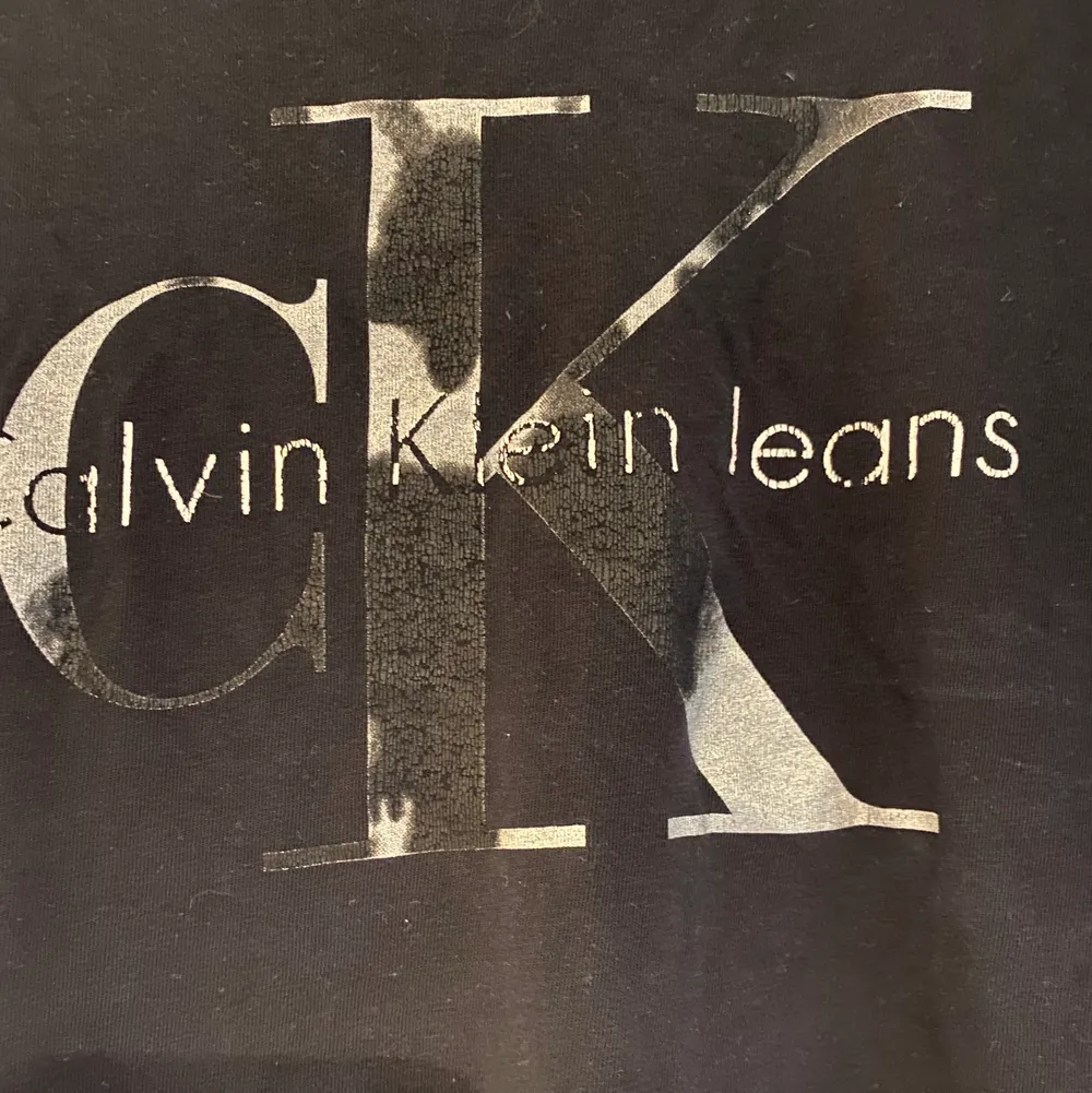T-shirt från Calvin Klein, trycket har börjat försvinna lite, storlek S 29kr + frakt!. T-shirts.