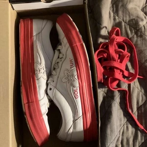 Golf Le Fleur x One Star Racing Red - Hej, säljer nu mina Le fleurs. Dom är i jätte bra skick, finns ett litet flaw som jag kan skicka bild på i DM. De är i storlek 41,5 men passar mig som har 42. På Goat.com ligger de på 290 dollar. Priset är inte hugget i sten, så hör av dig vid frågor.