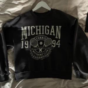 sweatshirt med tryck från gina tricot - säljer denna sweatshirt från gina tricot, kan inte ha använt den mer än kanske 5 gånger så i nyskick 💕