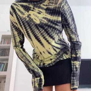 Weekday tröja - Tröja med tie dye mönster från Weekday. Snygg men oxå såå skön då den är i t-skirt matrial. I strl L så på mig är den lite oversize.