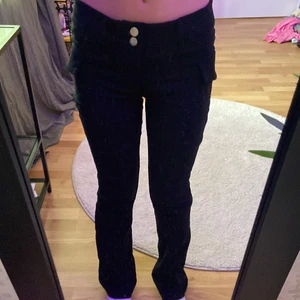 Lågmidjade kostym byxor - Jag säljer ett par svarta kostymbyxor som är lågmidjade. Dem är i storlek xs men dem är jätte stretchiga och är lite långa för mej som är 158. Haft i typ 1 månad men har använt dem en gång, dem kommer inte till användning:)
