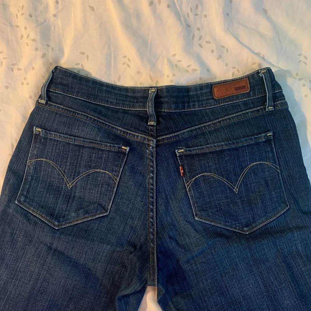 Snygga Levis jeans i bra skick som inte kommer till användning. Dom är låg midjade och ganska straight leg . Midjemått: 39 cm tvärs över. Innerbensmått: 70 cm. Är cirka 170 och dom är lite korta för mig. Skriv för fler bilder!. Jeans & Byxor.