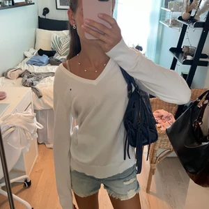 stickad tröja från Tommy Hilfiger - fin stickad tröja från Tommy Hilfiger. Knappt använd💕 Möts upp i Sthlm Elr fraktar men då står du för frakten✨ !!! Kolla gärna mina andra annonser !!!🤩