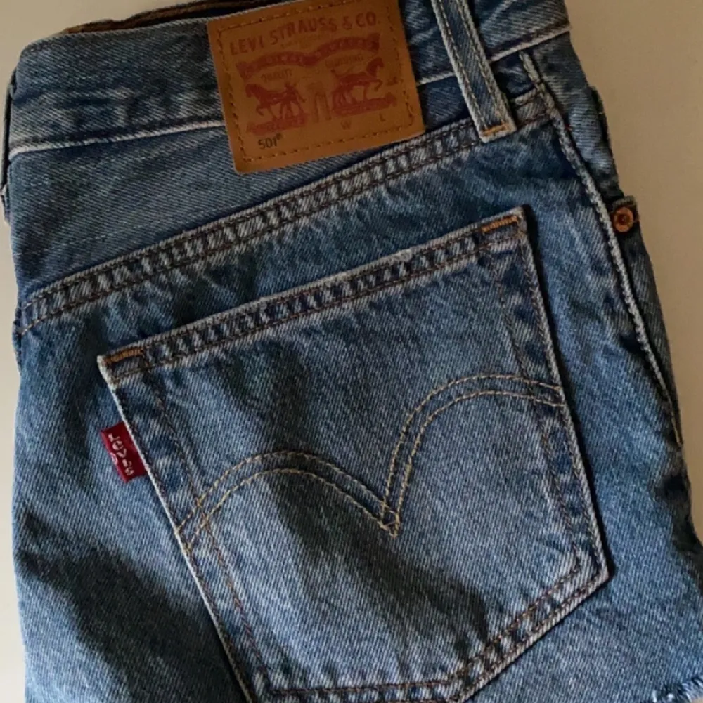 Superfina jeansshorts som tyvärr inte kommer till användning, står ej någon storlek men passar på mig som brukar ha xs/s eller 34/36! De är i modellen 501😊 Vet ej nypris men tror att det ligger på några hundra💗. Shorts.