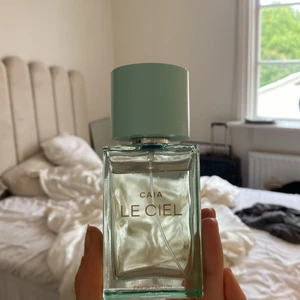 Caia le ciel - Passade inte på mig men luktar jättegott!!💙 andvänd med ett fåtal sprut men som ni ser på bilden e det nästan allt kvar! Nypris 600kr