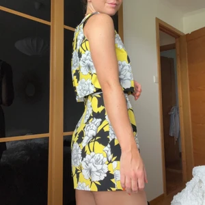 Blommig jumpsuit - Jättefin jumpsuit som jag köpt i London! Dold dragkedja i ryggen. Är från en petites-kollektion, så perfekt för dig som är lite kortare/mindre! Nypris ca 500 kr.