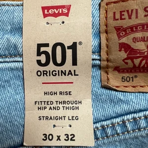 Oanvända 501 levis - Jag säljer ett par jättefina Levis 501 som är helt nya och oanvända. Jag säljer jeansen pga att de inte passar mig💖
