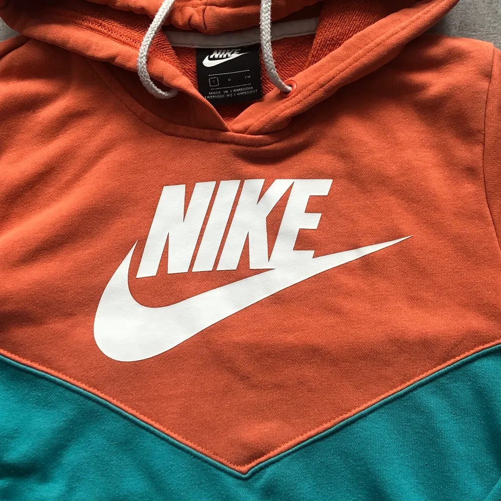 Jättefin Nike hoddie i storlek S! Fint skick på tröjan, vid frågor skriv i pm💙🧡. Hoodies.