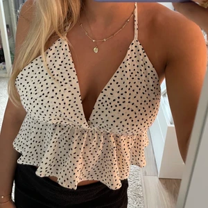 Topp - Supersöt topp i storlek M, bra skick och använd fåtal gånger!💕