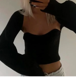 Tröja - Säljer en likadan ”tröja” / sett i grått från SHEIN. Använd ca 4 gånger, fint skick. Vid flera bilder skriv privat💕 ( köpare står för frakt. 