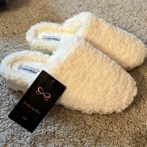 Hunkemöller tofflor / slippers strl 36/37 - Jättegulliga vita fluffiga tofflor från Hunkemöller som tyvärr är för små för mig då jag har strl 37 och dessa lutar mer åt 36:( helt nya med prislappen kvar, köptes för 249. Perfekta inför vintern!🥰 