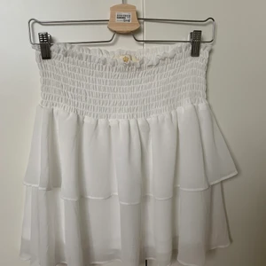 Volangkjol - Vit volangkjol från chelsea! Så fin och endast använd en gång. Strl S💗 Pris: 200kr +frakt