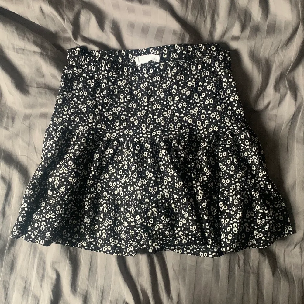 Säljer en svart blommig kjol! Köptes i början av sommaren och använd fåtal gånger men den ser ut som ny. . Kjolar.