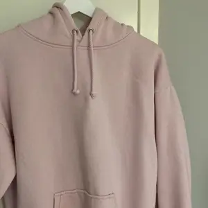 Säljer min jättefina rosa hoodie från Bikbok då den inte passar mig längre 💓 Den är använd och är lite nopprig men annars i fint skick, skriv om du vill ha fler bilder eller frågor😊 Nypris 399kr