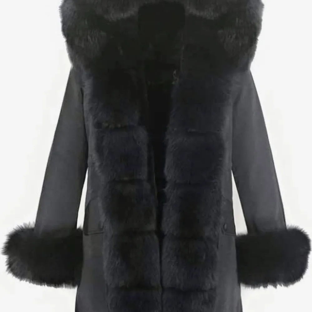 Säljer en parka jacka i stl S men passar XS-M. Pälsen är avtagbar, äkta rävpäls. Nypris: 4500kr, säljer för 2000 (kan diskuteras). . Takit.