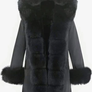 Parka jacka - Säljer en parka jacka i stl S men passar XS-M. Pälsen är avtagbar, äkta rävpäls. Nypris: 4500kr, säljer för 2000 (kan diskuteras). 