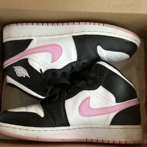 Air Jordan 1 mid  - Säljer dessa så fina Jordan 1’s i arctic pink som är väldigt välbehållna och i fint skick! Köptes för 850kr på footlocker, kvitto finns 🥰