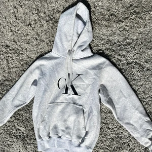 Hoodie - Hoodie med märke på framsidan 💕 CK