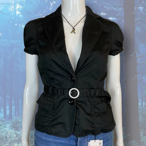 Topp  - Svart överdel från Castro, storlek EU 40. 97% bomull & 3% spandex.  Mått: Axel till axel 39cm, armhåla till armhåla 48cm, midjebredd 40cm & längd 50cm. ⚠️ Spårbar frakt ej inräknat i priset