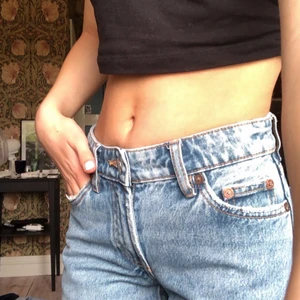 Zara jeans - Ett par lågmidjade zara jeans i strl 32 men säljer för att dom va försmå för mig 💗 jag är 160 ish oxh aldrig andvända 💕 